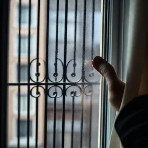Фото по теме: ударопрочная пленка на окна от воров стоит ли клеить стекло бронь вместо решеток